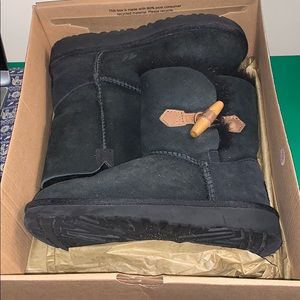 Kids size 1 uggs!!! Black